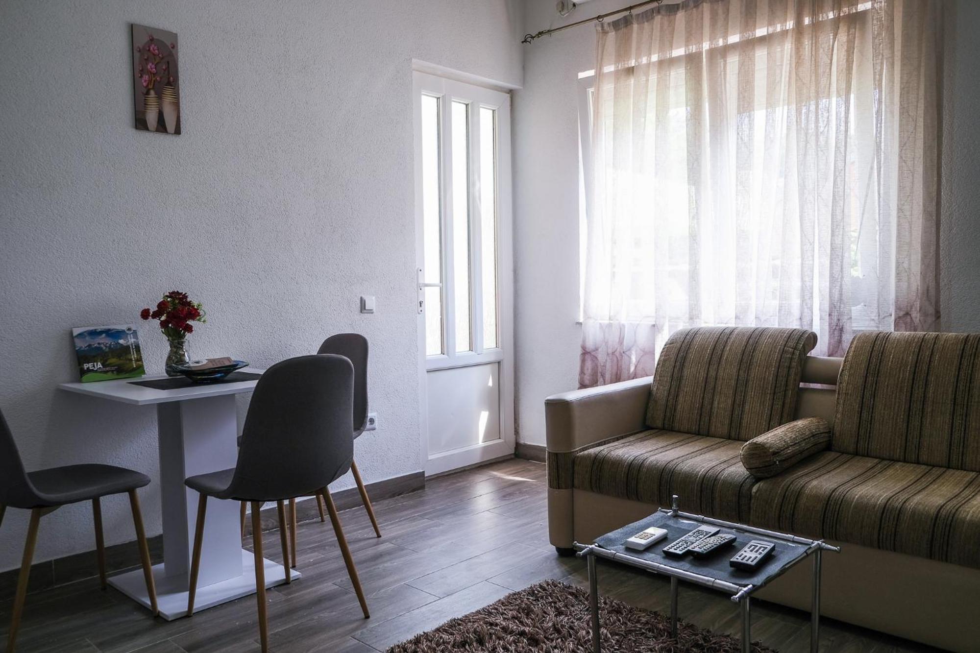 Cozy Spacious Apartment Peje Bagian luar foto