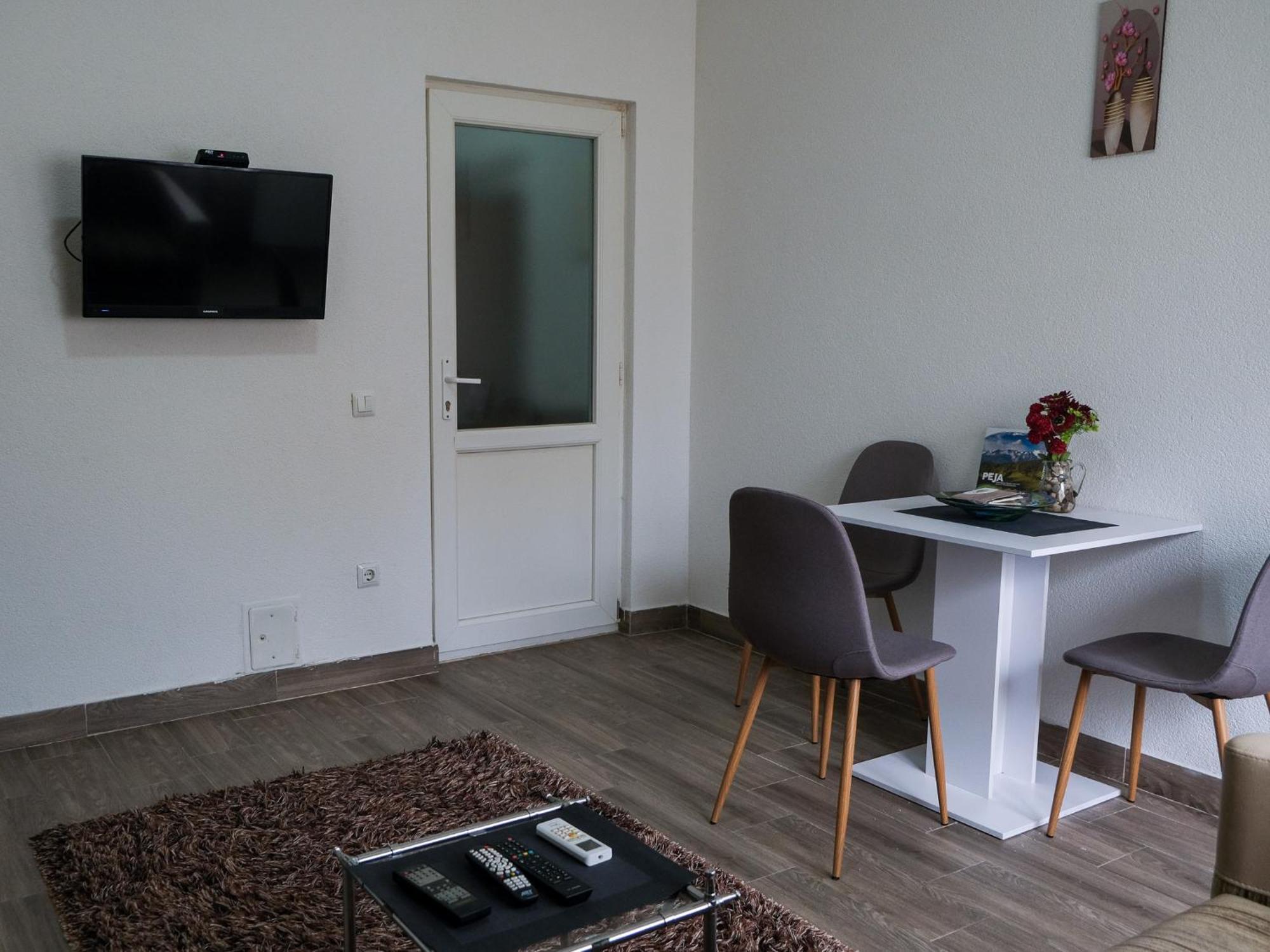 Cozy Spacious Apartment Peje Bagian luar foto